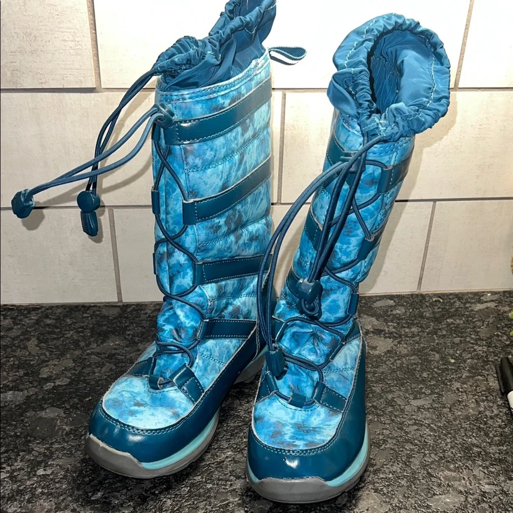 Size 2 Girls Lands End Winter snow boot. Stylish